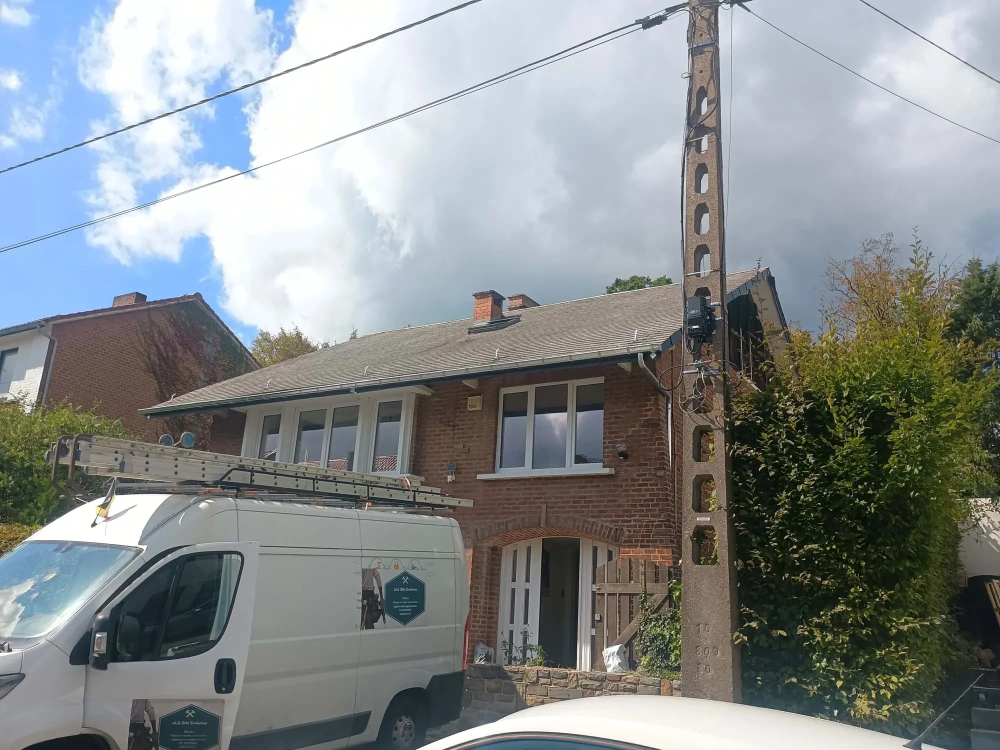 Camionnette ALG DIM Evolution garée devant une maison en briques