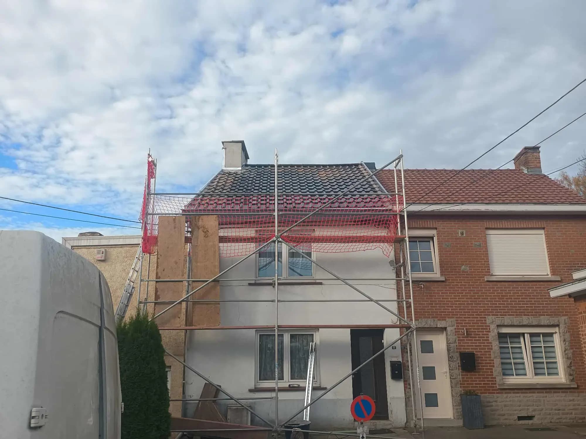 Maison mitoyenne en rénovation avec échafaudage devant la façade et la toiture