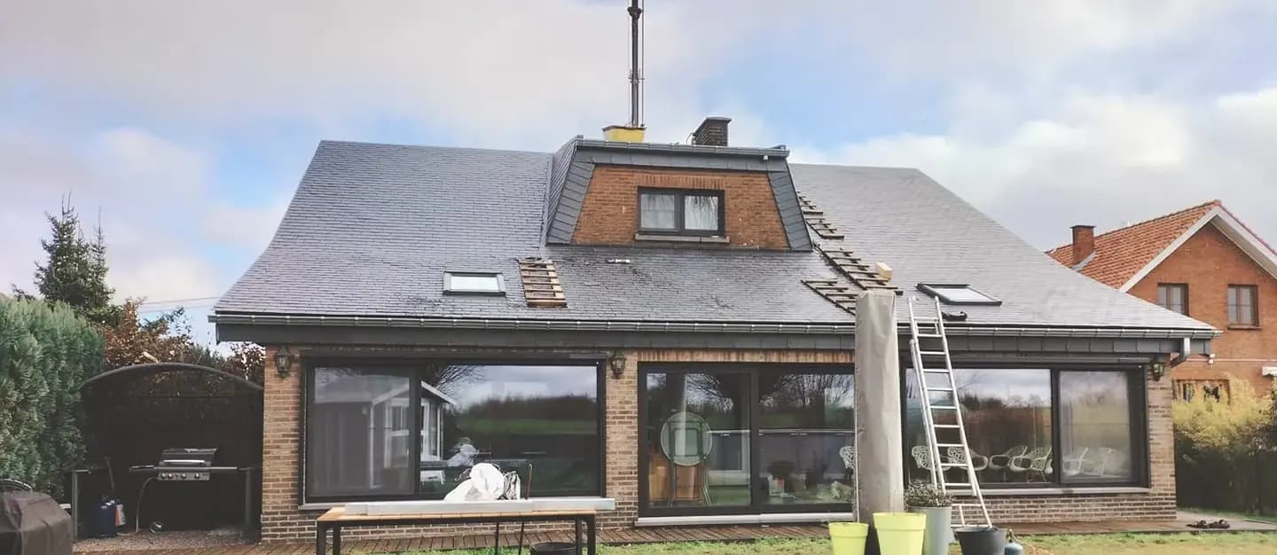 Toiture en ardoises avec lucarne, cheminée, fenêtres de toit et gouttière